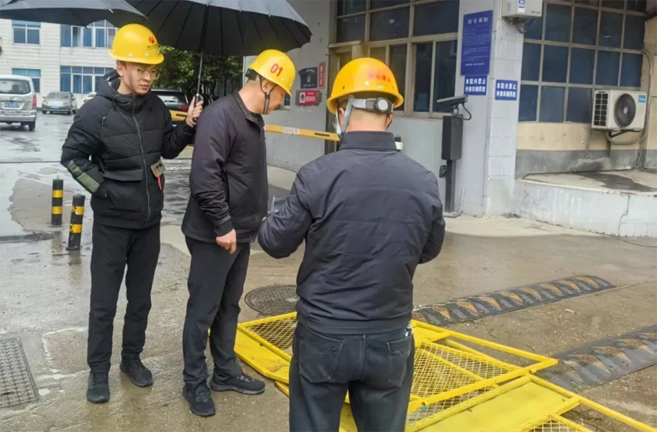 徐旭調(diào)研南昌縣小藍(lán)大道、青云譜污水接駁工程｜施工進(jìn)度與安全文明管理
